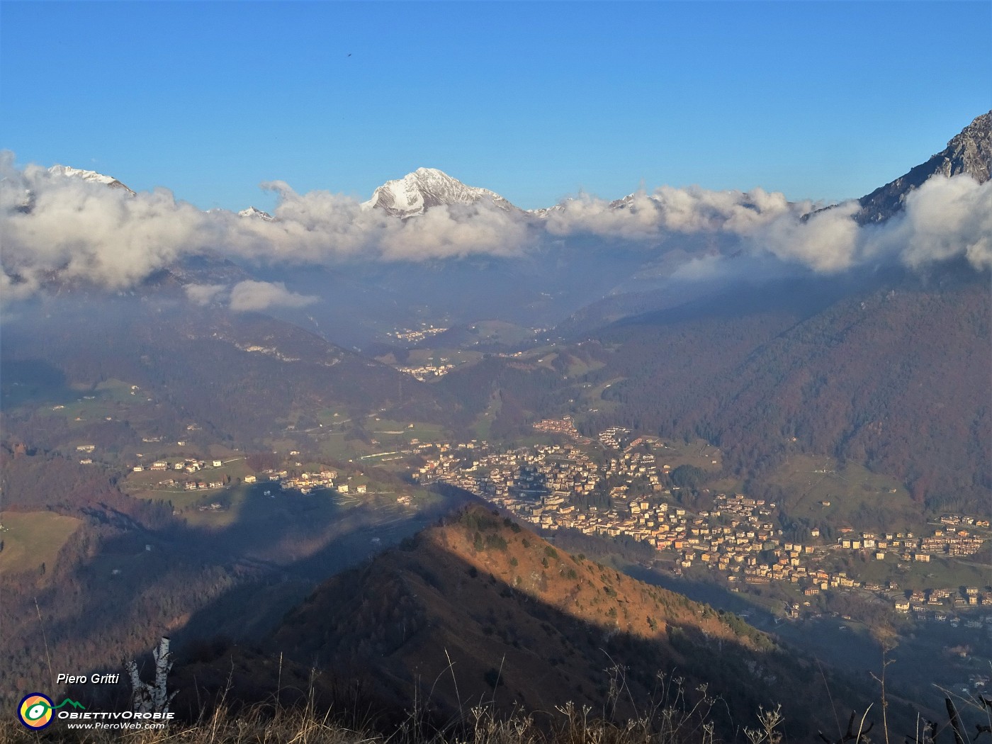 55 Zoom sullo Zucchin in primo piano in basso, su Serina e Menna-Arera-Grem tra le nuvole .JPG